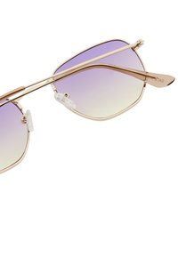 Occhiali da sole in tonalità oro con un nasello trasparente, lenti a specchio di colore viola, forma rettangolare e doppi bracci in metallo dal design sottile.