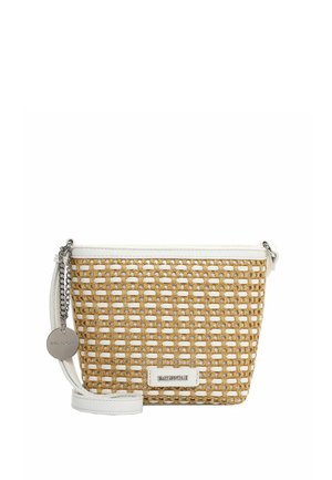 Valkoinen ja vaaleanruskea punottu olkalaukku, jossa nahkakoristelu, ketjuhihna ja metallinen merkkilaatta edessä.