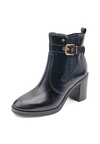 Stivale alla caviglia in pelle nera con tacco spesso, dettaglio di fibbia laterale e pannello elastico per una vestibilità ottimale. Texture liscia e design della punta arrotondata.