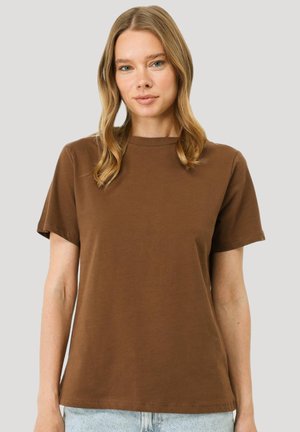 Braunes Baumwoll-T-Shirt mit Rundhalsausschnitt, kurzen Ärmeln und lockerer Passform. Glatte Textur und einfaches Design ohne sichtbare Muster.