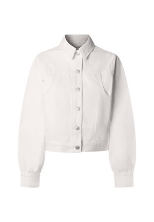 Balta džinsinė striukė su ilgomis rankovėmis, užsegama sagomis priekyje, su aštriu apykakliu ir dviem krūtinės kišenėmis, priešais vienspalvį fono.