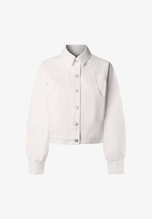 Balta džinsinė striukė su ilgomis rankovėmis, užsegama sagomis priekyje, su aštriu apykakliu ir dviem krūtinės kišenėmis, priešais vienspalvį fono.