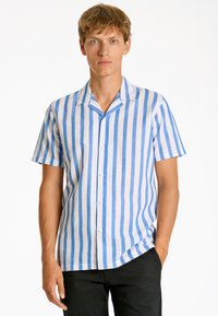 Camicia a maniche corte con bottoni in blu e bianco a righe orizzontali. Realizzata in tessuto leggero con colletto classico e vestibilità standard.