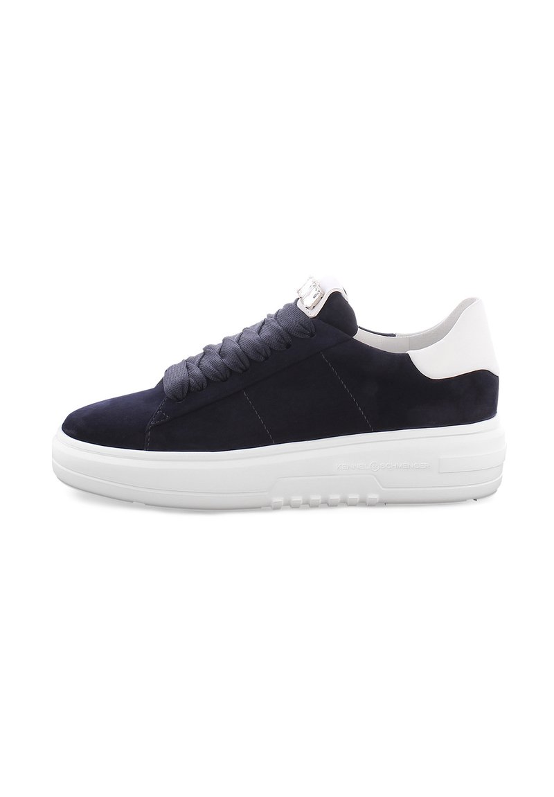Navy-Suede-Sneaker mit weißen Lederakzenten, abgerundeter Spitze und dicker weißer Sohle. Verfügt über ein klassisches Schnürdesign und auffällige Nähdetails.