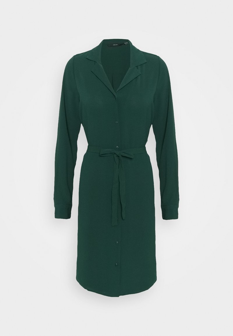 Robe chemise longue à manches longues vert foncé avec boutonnière, col à revers et ceinture assortie en tissu nouée à la taille.