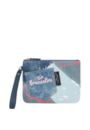 Kleine patchwork denim clutch met ritssluiting bovenaan, polsbandje, roze verfvlekken en een voorvak met borduursel ‘Tua Braccialini.’