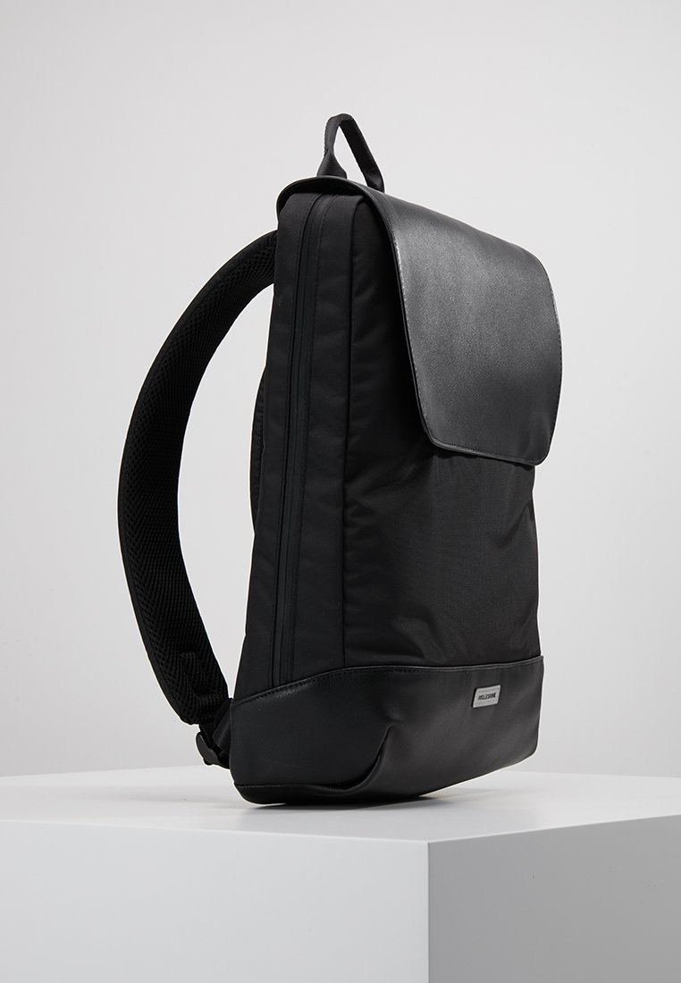 moleskine slim backpack