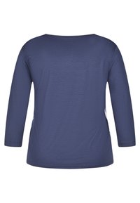 Marineblaues Langarmshirt mit rundem Ausschnitt und glatter Textur. Verfügt über seitliche Akzente in einem helleren Muster und einen leicht abgerundeten Saum.