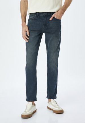 - Jeansy Slim Fit