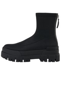 Mustat nilkkurit, joissa on sileä, matta pinta, chunky kumipohja ja sivuvetoketju, joka helpottaa pukemista.