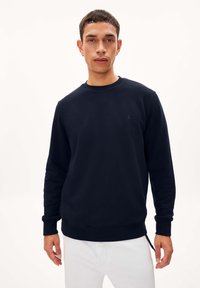 Navyblauwe sweatshirt gemaakt van katoenmix, met een ronde hals, lange mouwen, geribbelde boorden en een klein logo op de borst.