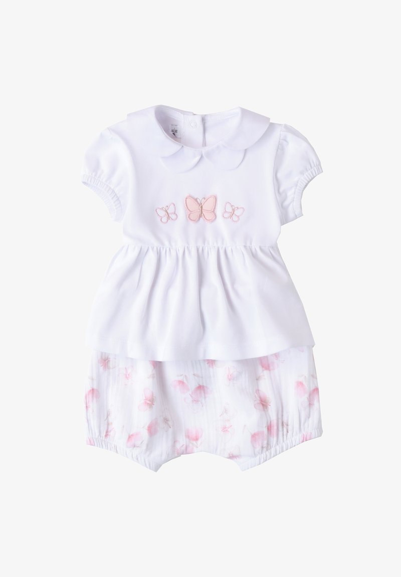 Vestido blanco con mangas cortas, cuello scalloped y bordado de mariposa rosa. La parte inferior tiene pantalones cortos de corte holgado con un patrón floral rosa.