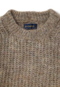 Bruine gebreide trui met textuur, voorzien van een geribbelde ronde halslijn en een marineblauwe label met de tekst "PIOMBO" in gele letters.