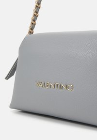 Valentino Bags ARCADIA - Sac bandoulière - ghiaccio