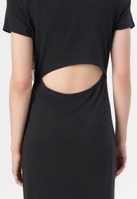 Črna obleka s kratkimi rokavi, z okroglim izrezom na zadnji strani, izdelana iz mehke, tekoče tkanine z gladko teksturo.