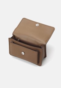 Portafoglio in pelle marrone con finitura testurizzata. Presenta una chiusura a scatto argentata e un compartimento con cerniera, con una tasca frontale aggiuntiva.
