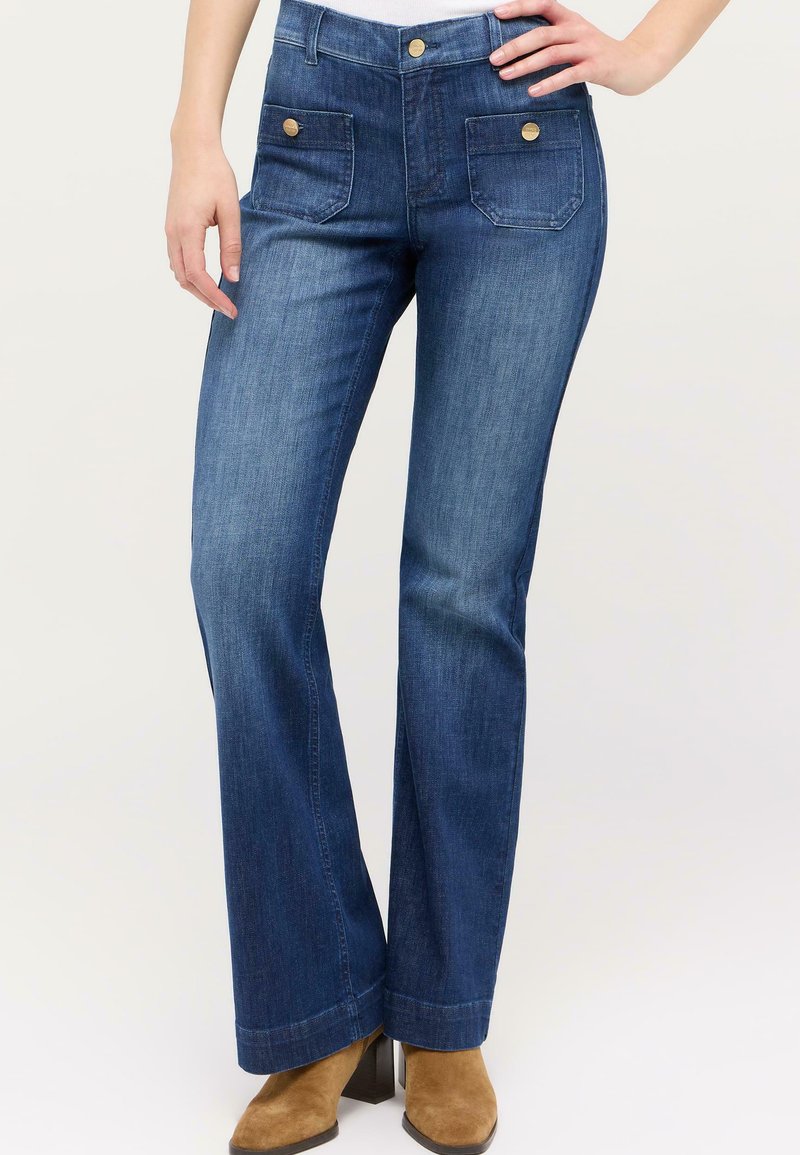 Jean évasé bleu foncé en denim au toucher lisse, doté de deux poches avant et de détails en bouton doré.