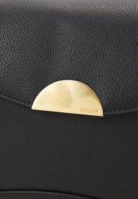 DKNY LUNA SATCHEL - Håndveske - black