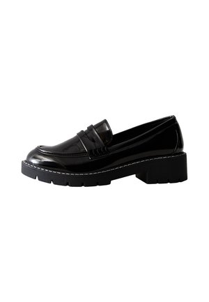 Zwarte glanzende leren loafer met dikke profielzool en lage blokhak, voorzien van een banddetail over de wreef.