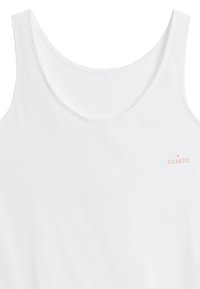 Biały top na ramiączkach wykonany z miękkiej bawełny, z dekoltem w serek i małym różowym logo "ATLANTIC" w dolnym prawym rogu.