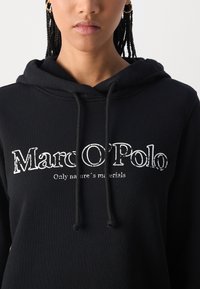 Marc O'Polo LONG SLEEVE HOODED LOGO PRINT - Camisola - black