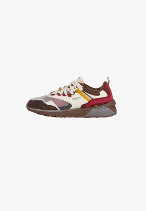 Sneakers con un mix di materiali beige, marroni e rossi, con un design in rete a fantasia, accenti gialli e una suola in gomma testurizzata.