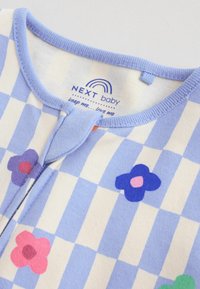 Vêtements pour bébé avec un motif à carreaux bleu et blanc, décorés de motifs floraux colorés et un col rond avec bordure bleue.