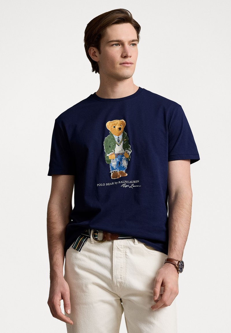 Polo Ralph Lauren - CLASSIC FIT POLO BEAR JERSEY T-SHIRT - Apdrukāts T-krekls - newport navy, Palielināt