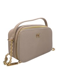 Borsa rettangolare beige con superficie texturizzata, zip dorata e tracolla a catena. Presenta un accento con logo sul davanti. Design compatto.