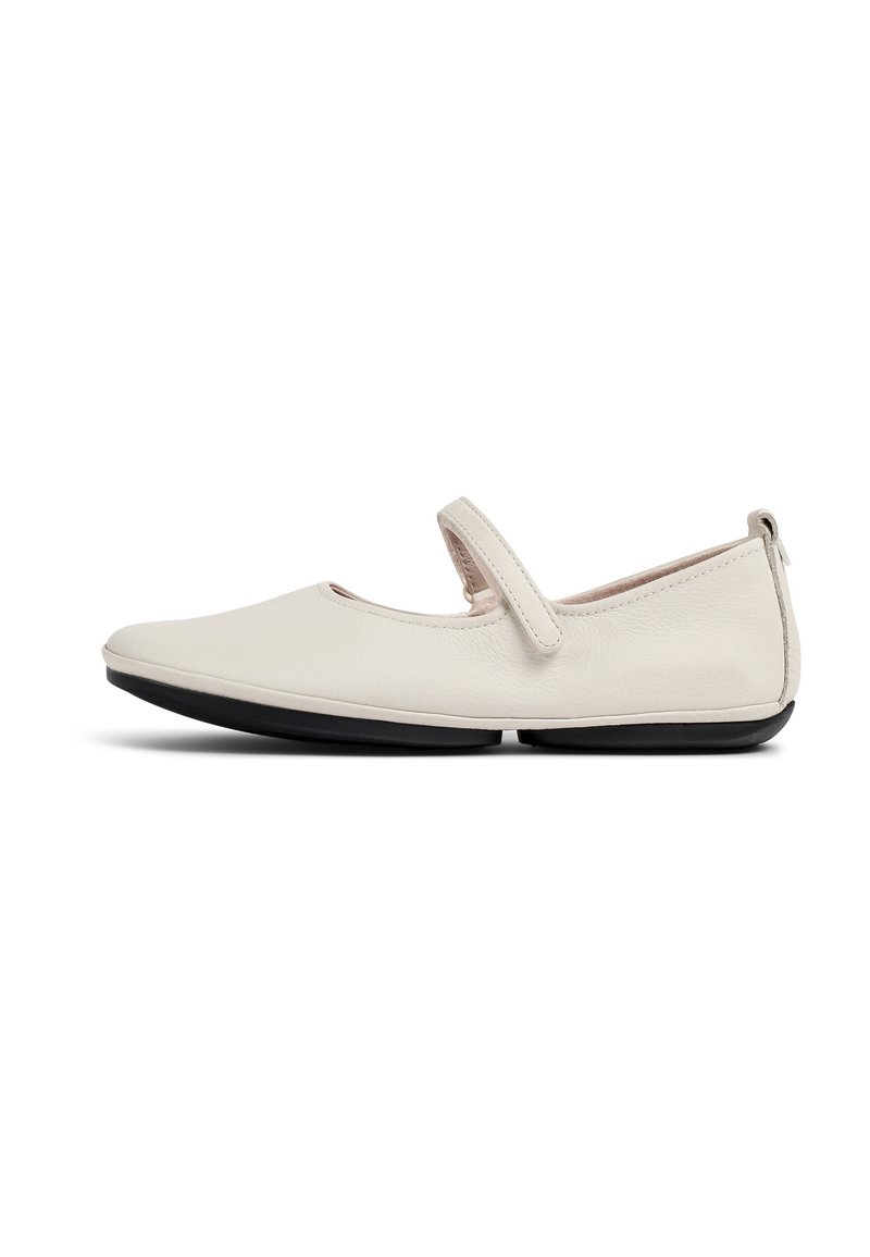 Ballerina in pelle bianca Mary Jane con doppia cinturino sicuro, punta arrotondata, suola nera bassa e superficie testurizzata, con zip sul retro per una facile indossabilità.