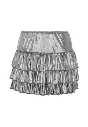 Srebrna metaliczna mini spódnica z trzema warstwami falbanek i dopasowanym paskiem w talii na białym tle.