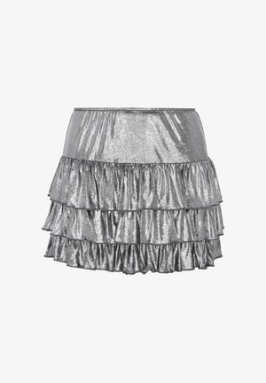Srebrna metaliczna mini spódnica z trzema warstwami falbanek i dopasowanym paskiem w talii na białym tle.