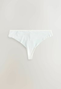 Białe stringi wykonane z gładkiej tkaniny. Ozdobione delikatną kokardką na pasie oraz subtelną koronką na krawędziach.