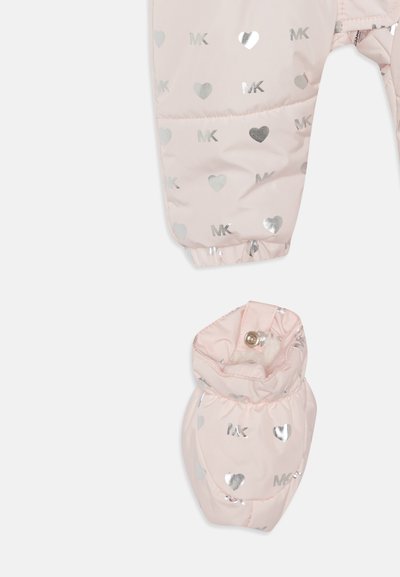 Combinaison de neige rembourrée rose avec des motifs en cœur argentés et "MK". Comprend des moufles assorties avec des poignets élastiques et une fermeture à pression au poignet.
