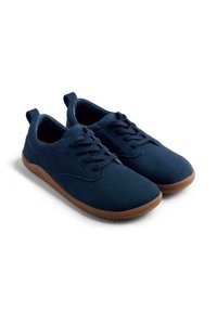 Scarpe in suede blu navy con design alla allacciatura, punta arrotondata e suole in gomma marrone. Include linguette sul tallone per una facile calzata e sganciamento.