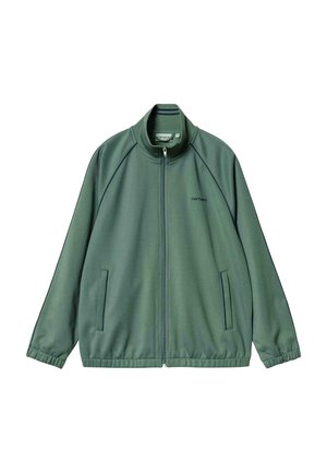 Chaqueta verde con cremallera, fabricada en un tejido suave. Presenta un alto cuello, mangas raglán y dos bolsillos frontales con un logo en el lado izquierdo.