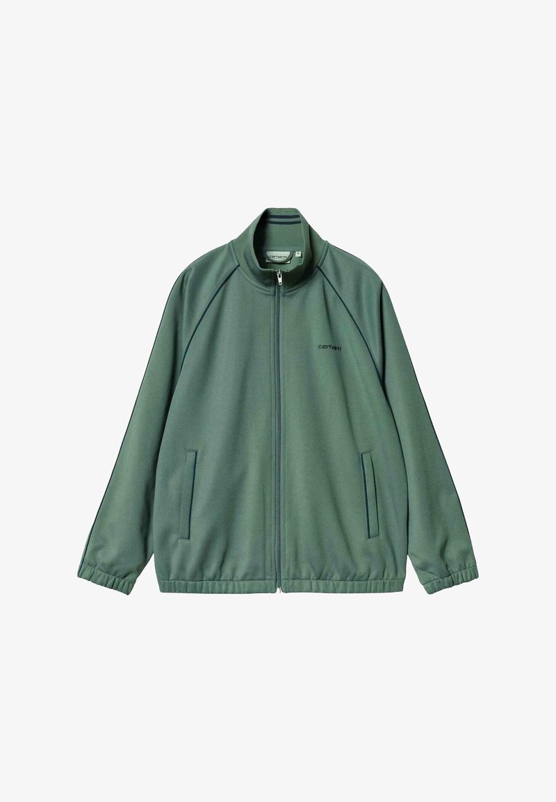 Chaqueta verde con cremallera, fabricada en un tejido suave. Presenta un alto cuello, mangas raglán y dos bolsillos frontales con un logo en el lado izquierdo.