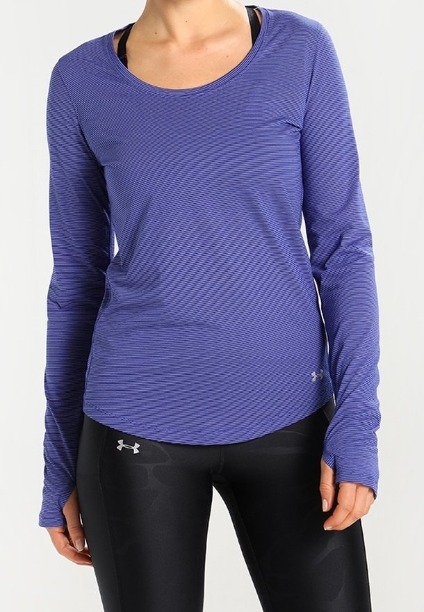 Långärmad träningsskjorta i lila med horisontella ränder, tillverkad av lättviktsmaterial, rundad halsringning och figursydd design.