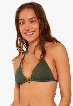 Top bikini verde a triangolo con tessuto testurizzato, rifiniture ondulate dorate, spalline regolabili e perline decorative nei nodi di chiusura.