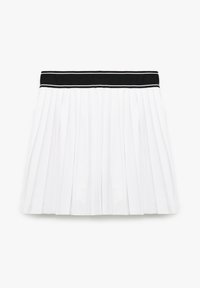 Vit plisserad kjol med svart midjeband som har ett dubbelt vitt rand. Tyget verkar slätt med en strukturerad, skarp design.