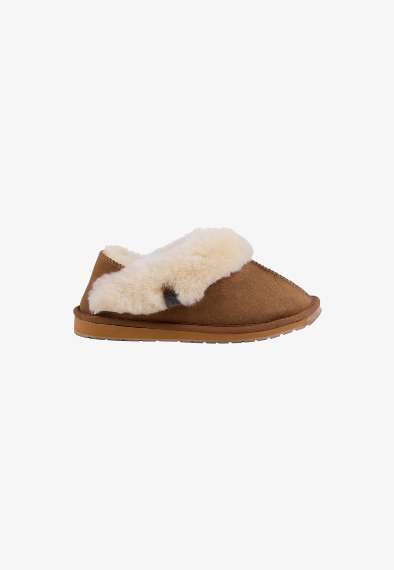 Brune ruskinds slip-on hjemmesko med en fluffy cream farvet shearling krave, rund tå og en blød gummisål. Har dekorative syninger.