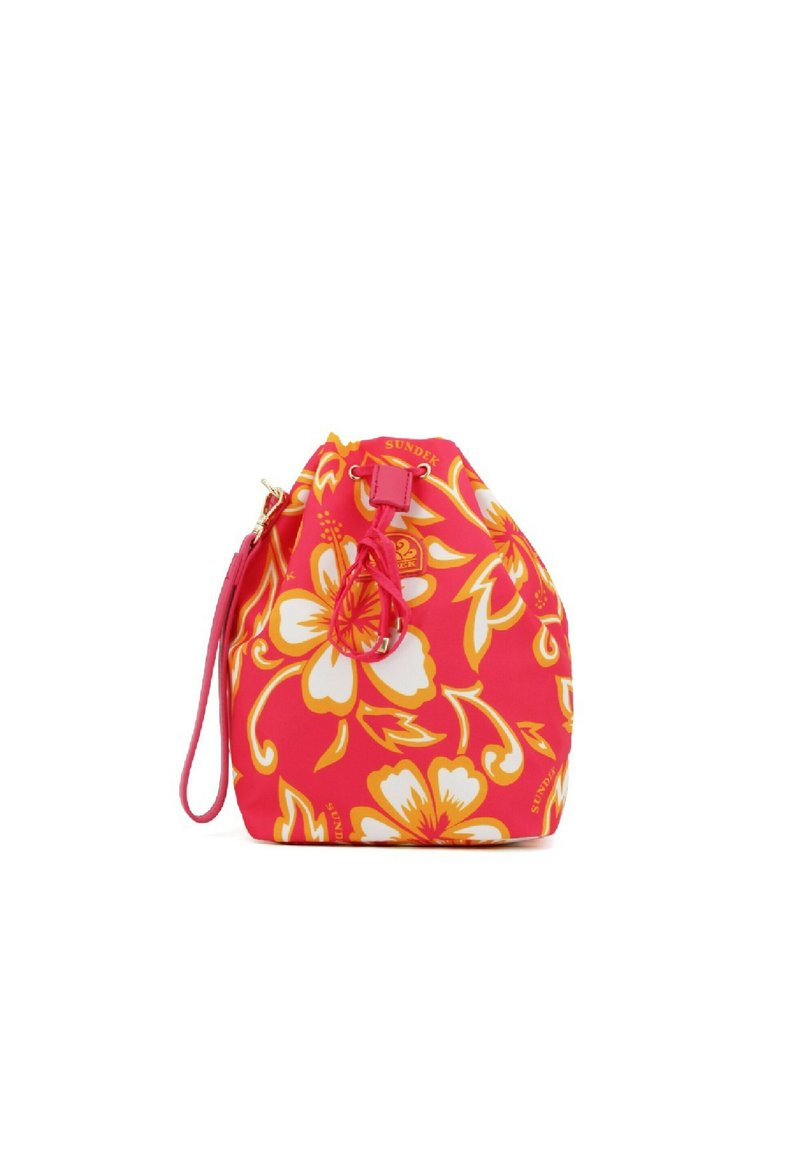 Borsa a drawstring con motivo floreale rosa e finitura lucida, caratterizzata da fiori arancioni, una tracolla coordinata e un accento decorativo in metallo.