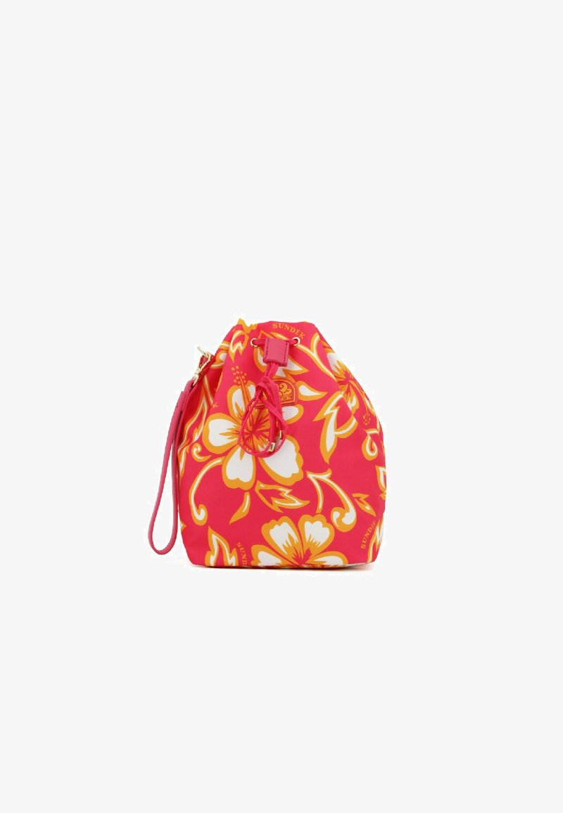 Borsa a drawstring con motivo floreale rosa e finitura lucida, caratterizzata da fiori arancioni, una tracolla coordinata e un accento decorativo in metallo.