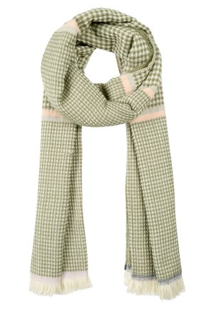 Miękki wełniany szal w zielono-białym wzorze psiej zęby z różowymi prążkami i frędzlami na krawędziach, swobodnie owinięty.