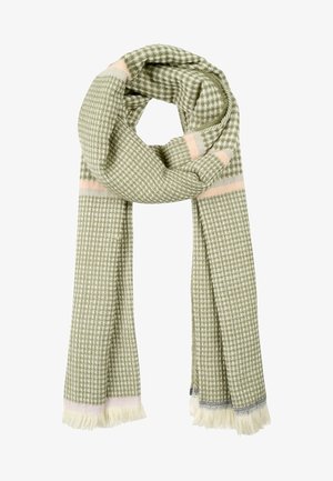 Miękki wełniany szal w zielono-białym wzorze psiej zęby z różowymi prążkami i frędzlami na krawędziach, swobodnie owinięty.