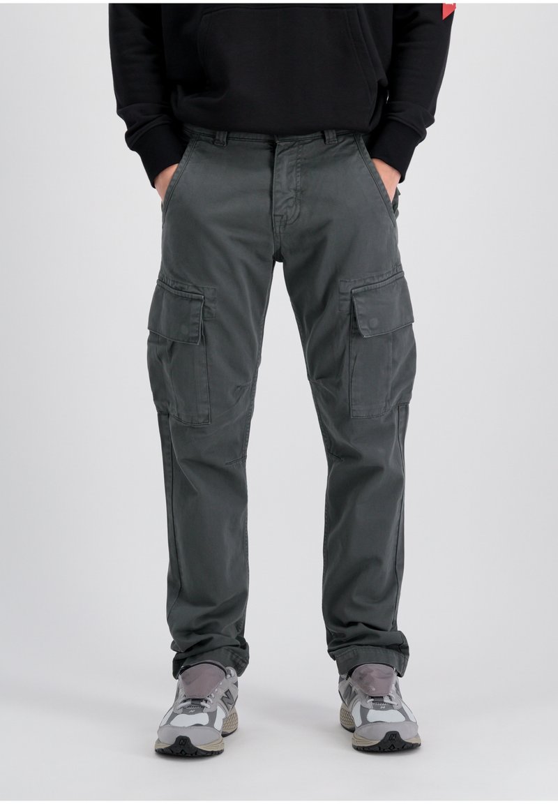 Pantalones cargo en mezcla de algodón gris, con múltiples bolsillos laterales, un corte relajado, piernas rectas y sutiles detalles de costura.