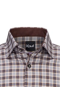 Camicia a quadri marrone e bianca con colletto button-down, etichetta nera e tessuto liscio. Presenta un motivo quadrato con accenti arancioni.