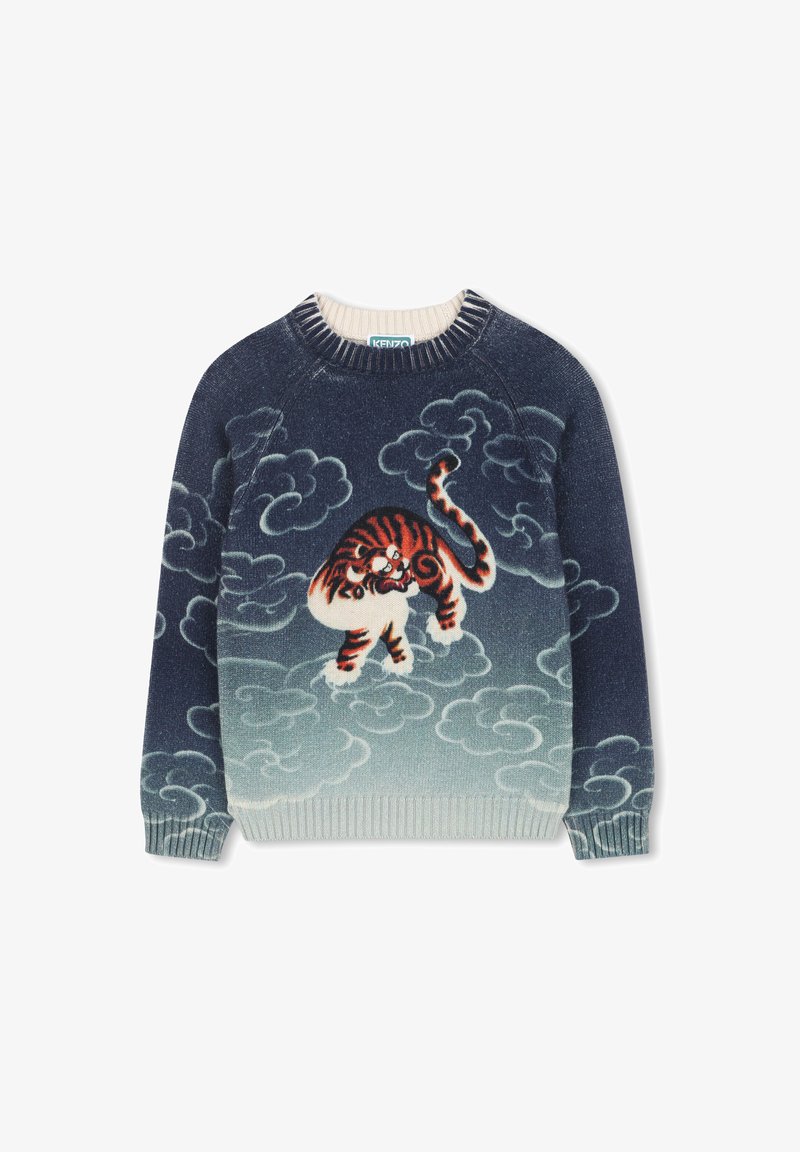 Middengrijze trui met lichtblauwe wolkpatronen en een centraal ontwerp van een oranje- en witte tijger die tussen de wolken loopt.