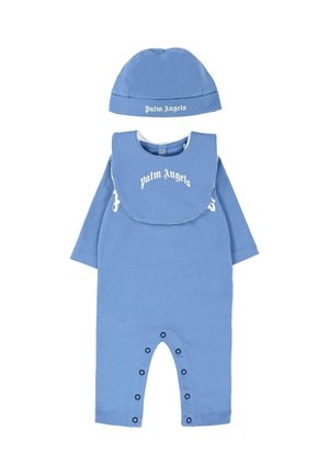 Blauwe katoenen romper voor baby's met lange mouwen, bijpassende muts en witte tekst. Beschikt over drukknoopsluitingen aan de onderkant en een ronde kraag.