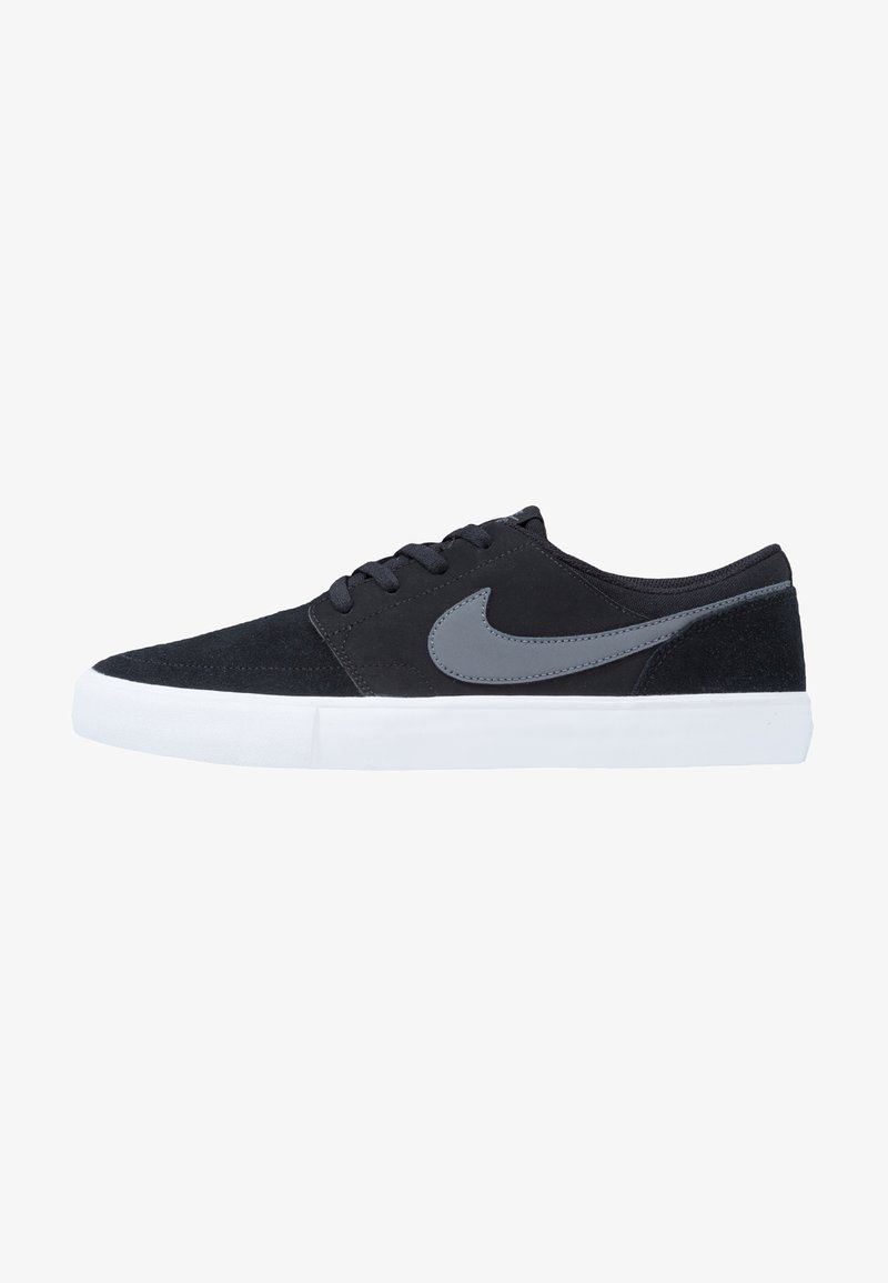 Mustat mokkanahkaiset lenkkarit, joissa on harmaa Nike-logon swoosh, valkoisella kumipohjalla ja klassisella nauhakiinnityksellä. Sileä pinta ja virtaviivainen muoto.
